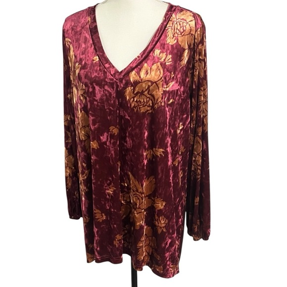 BloomChic Tops - BloomChic sz 14-16 Velvet V-neck hi-low top, burgundy with gold flowers EUC